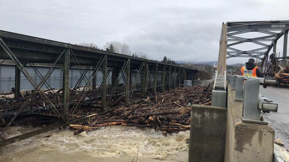 Un grand nombre de troncs d'arbre sont coincés sous le pont, dans la rivière Cascapédia, dont le niveau est très élevé le 2 décembre 2020.