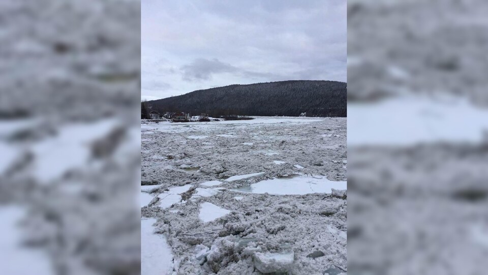 Un embâcle s'est formé à l'embouchure de la rivière Restigouche et Matapédia.