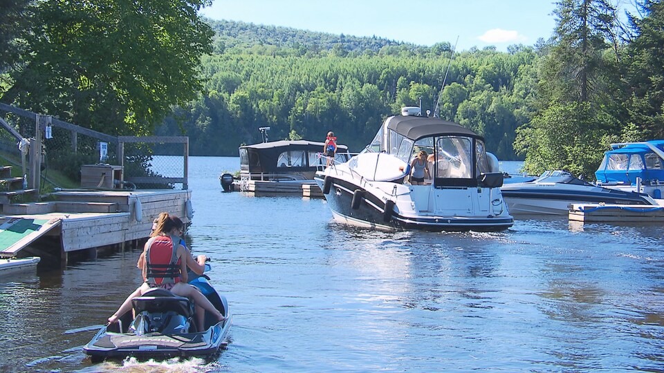 Des embarcations de toutes sortes voguent sur la rivière Saint-Maurice.