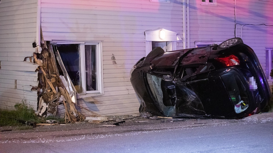 L'incident est survenu vers 2 heures au coin de la rue Saint-Joseph et de la route Lallemand, à Lévis.