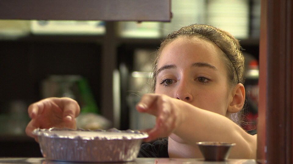Jeune employée au travail dans un restaurant.