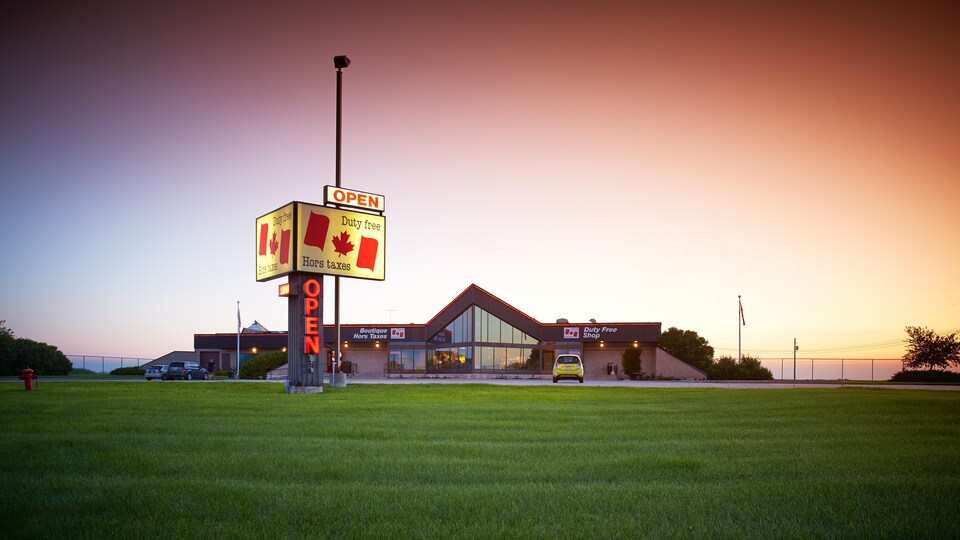 L'extérieur de la boutique hors-taxe à Emerson, Manitoba.