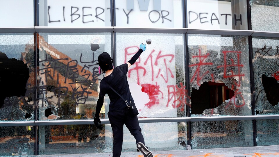 Il est inscrit dans un graffiti au-dessus de la fenêtre : « Liberty or death » (« La liberté ou la mort », en français).
