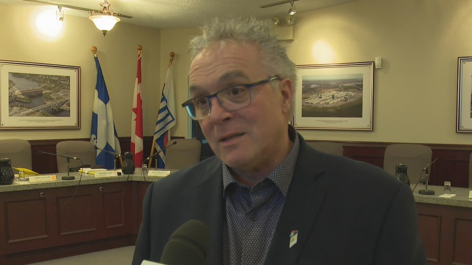 Le maire de Saint-Gédéon en entrevue à Radio-Canada au conseil de la MRC Lac-Saint-Jean-Est.