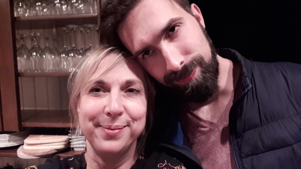 Marie-France Sirois et son fils, Émile-Antoine, se prennent en photo.