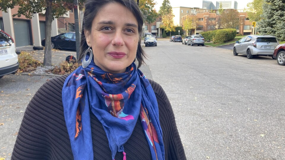 Émilie Destruel regarde la caméra dans une rue.