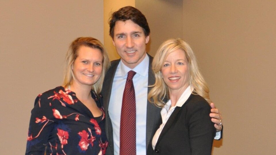 Émilie Sanfaçon et Marie-Hélène Dubé en compagnie du premier ministre Justin Trudeau
