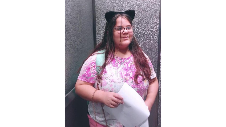 Le portrait d'une adolescente.