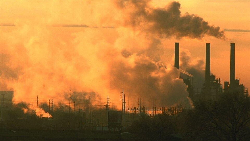 Des cheminées industrielles.