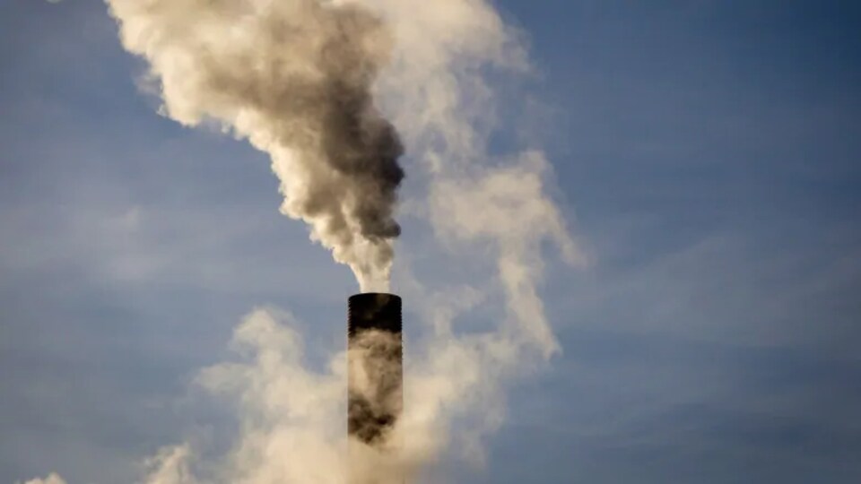 Un nuage de fumée qui émane d'une usine.