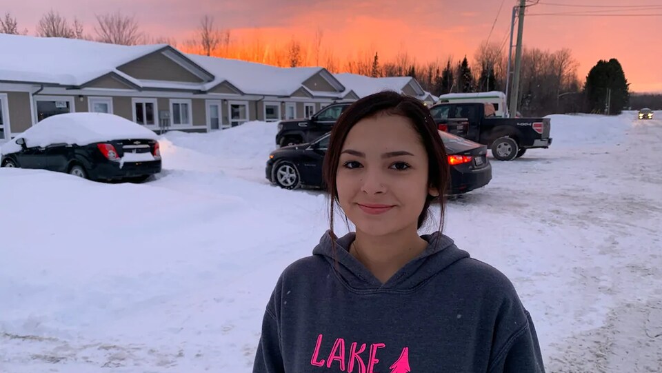 Emma Bruyere à l'extérieur en hiver.