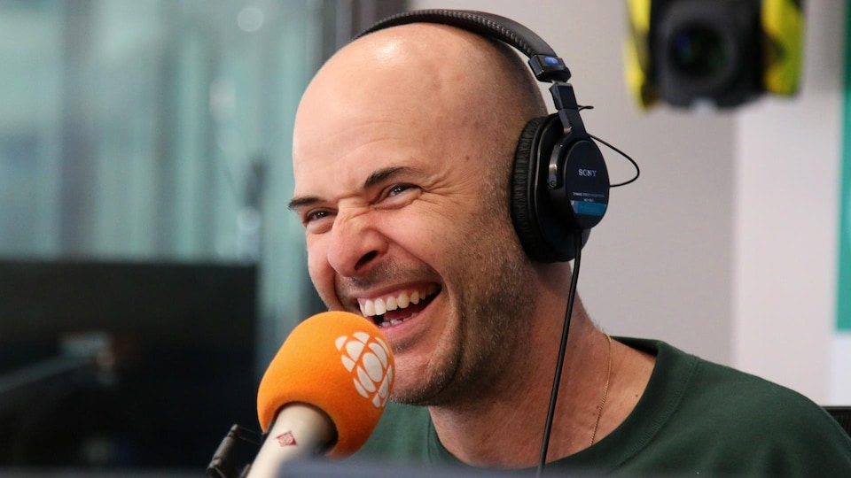 Le comédien Emmanuel Bédard en entrevue radio. 