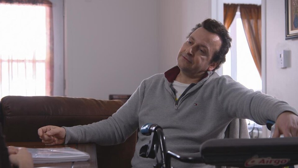 Emmanuel Dumais tout près de son fauteuil roulant