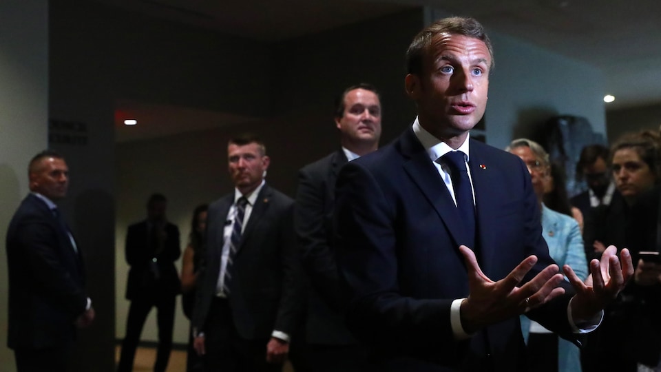 Le président français Emmanuel Macron s'adresse aux journalistes en marge du Sommet des Nations unies sur le climat de 2019 au siège des Nations unies à New York, New York, le 23 septembre 2019. 