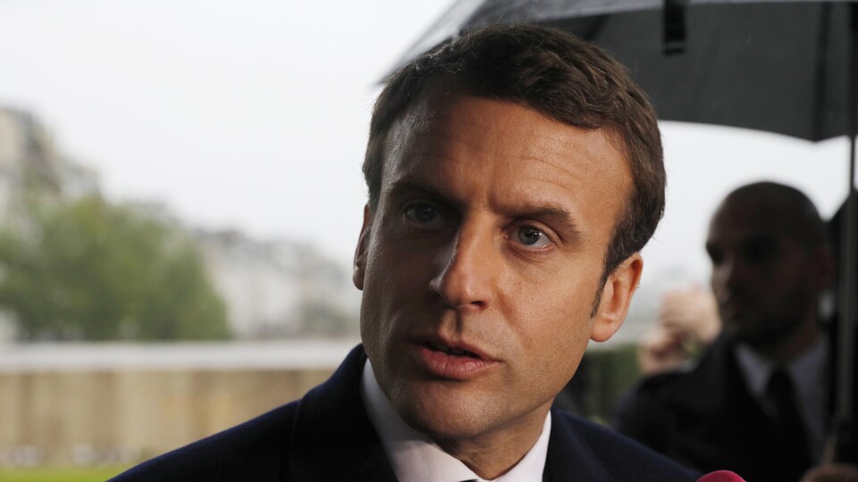 Le candidat d'En Marche!, Emmanuel Macron, répond aux questions des journalistes lors d'une visite au Mémorial des martyrs de la déportation, à Paris.