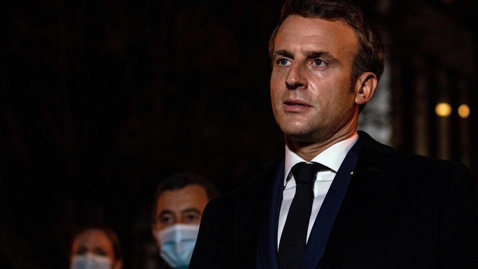 Le président français apparaît à la droite de l'image