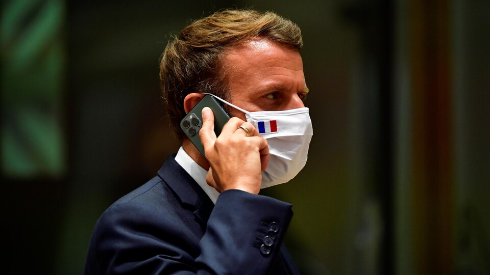 Le président français, Emmanuel Macron, parle au téléphone.