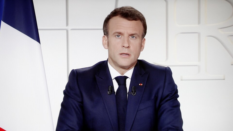 Emmanuel Macron s'adresse à ses concitoyens à la télévision.