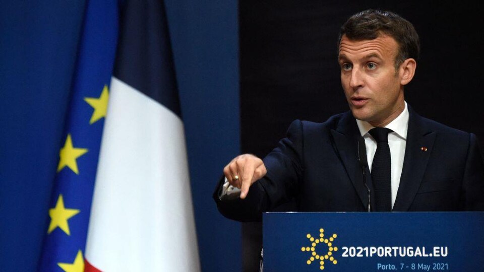 Emmanuel Macron parle aux médias.