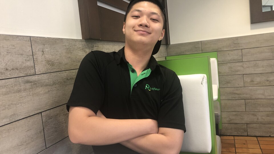 Yunhao, 17 ans, employé dans la restauration rapide