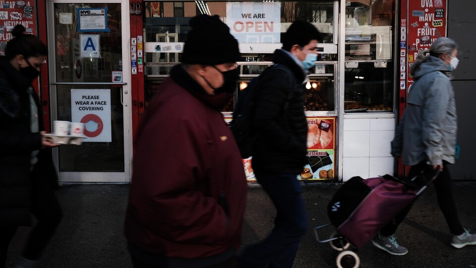 Des personnes marchent dans un quartier de Manhattan à New York.