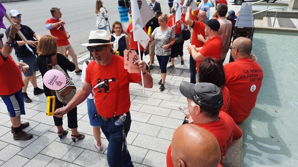 Des manifestants devant le Hilton à Québec.