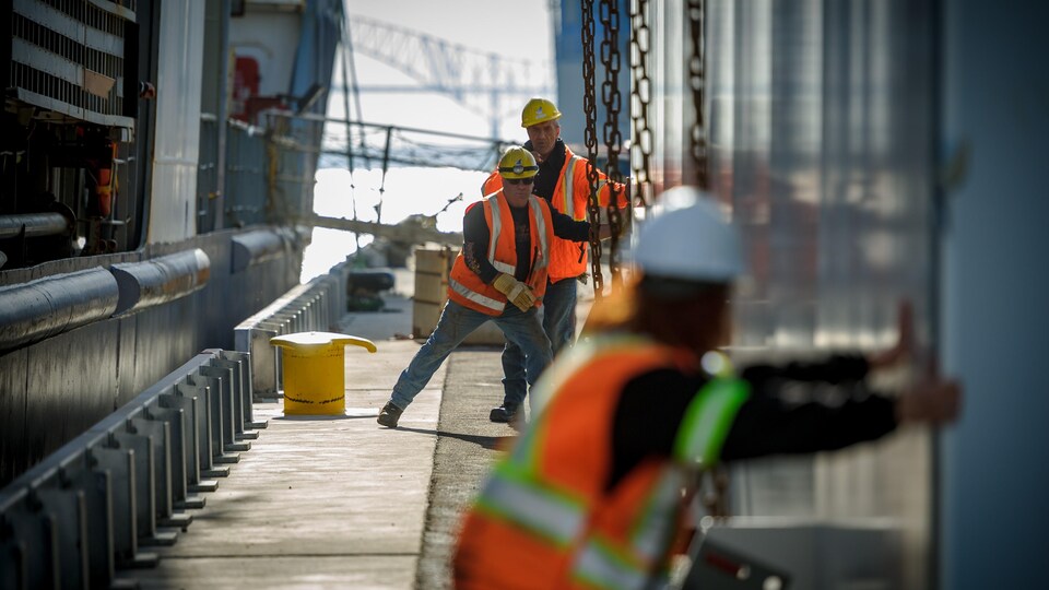 Des travailleurs à l'oeuvre au port de Trois-Rivières
