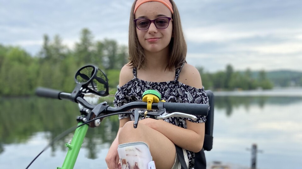 Sur son vélo, avec le lac en arrière-plan