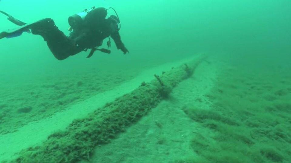 Un plongeur inspecte la canalisation 5.