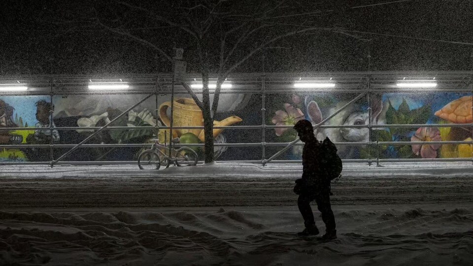 Une personne marche en ville en hiver.