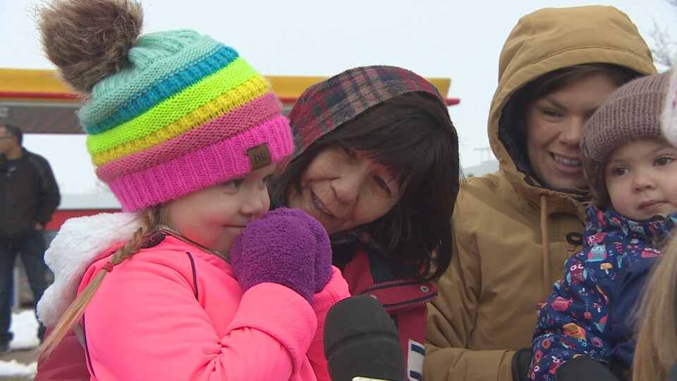 Une enfant lors du défilé du père Noël à Regina, en Saskatchewan, le 27 novembre 2022.