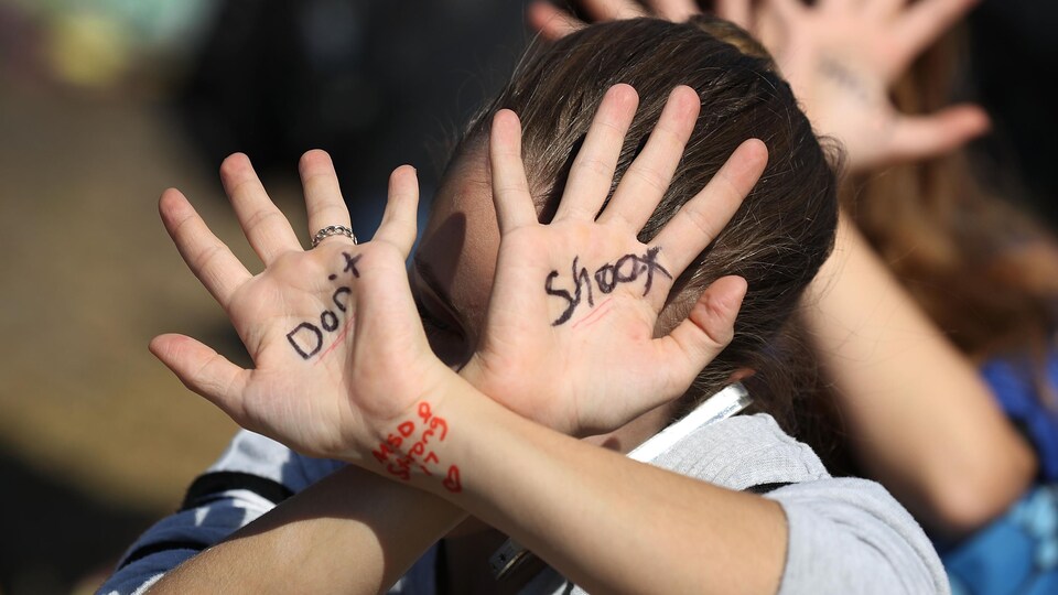Une étudiante participe à une manifestation contre les armes à feu après la tuerie de Parkland.