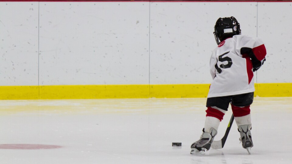 Un enfant joue au hockey.