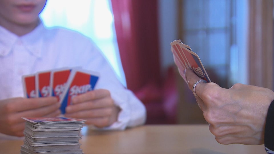 Anik Bertrand joue aux cartes avec l'un de ses fils. 