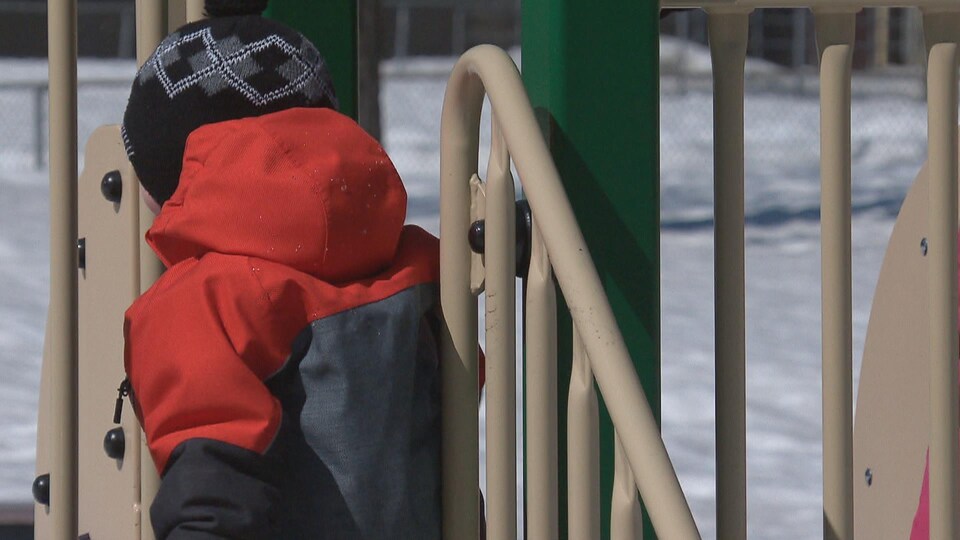 Un enfant jouant dans un parc