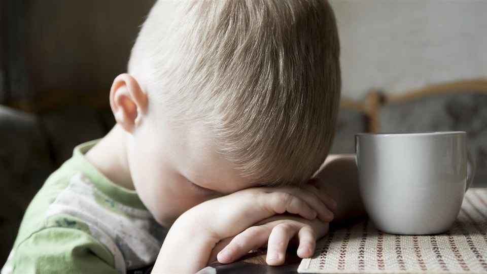 Un enfant qui a l'air triste.