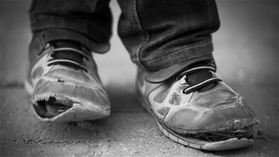 Des chaussures usées d'enfants
