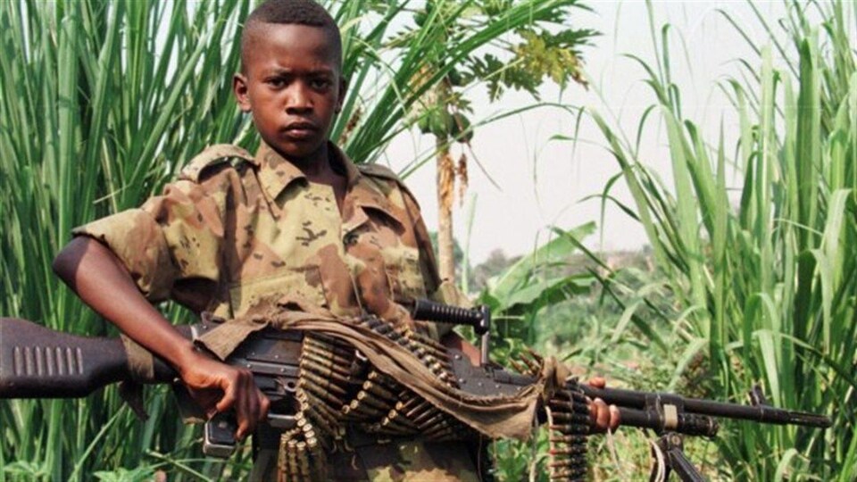 Un enfant soldat en Afrique.
