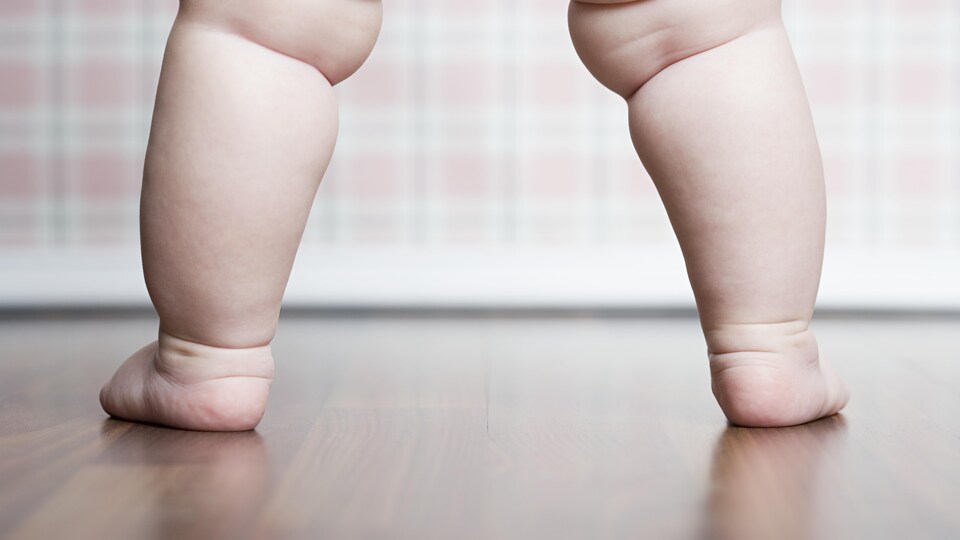 Des jambes d'enfant potelées.