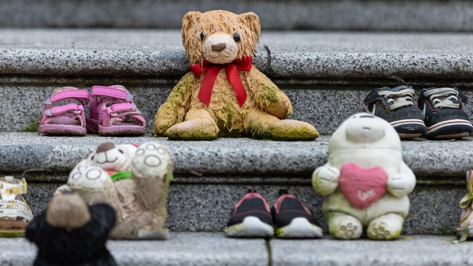 Des nounours et des chaussures sur des marches.
