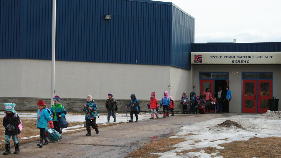 Les élèves de l'École Boréal quittent l'établissement après une visite le 27 mars 2017. Le retour officiel s'est fait en avril. 