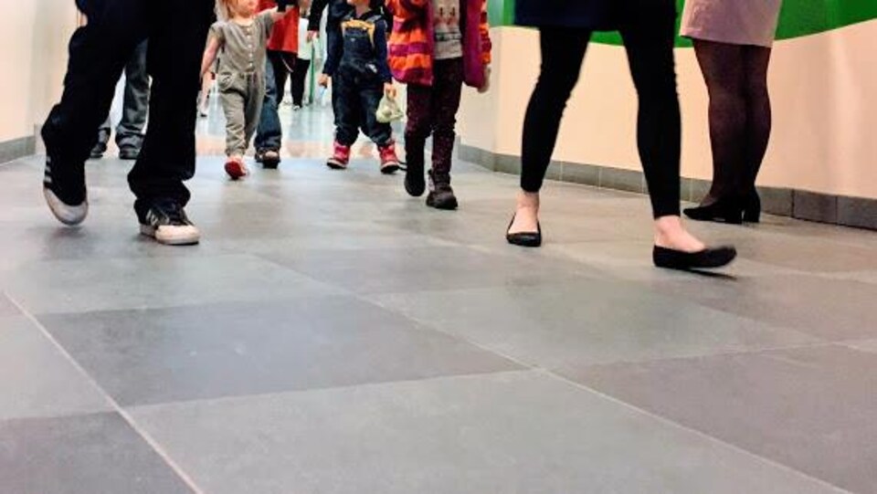 Des jambes d'enfants dans un corridor
