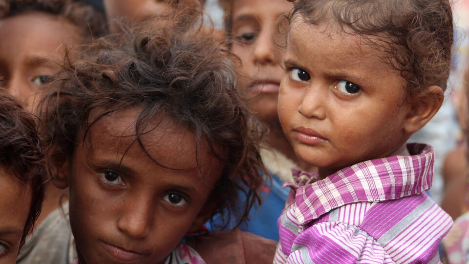 Des enfants au regards malheureux.