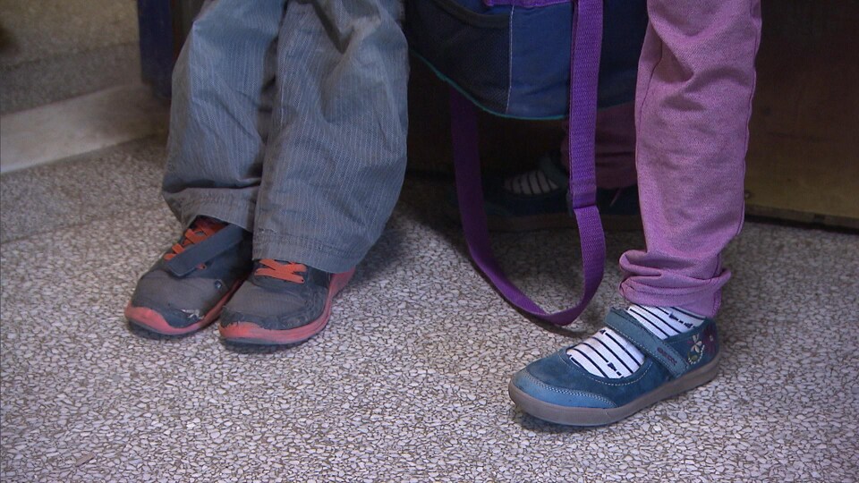 Des jambes d'enfants.