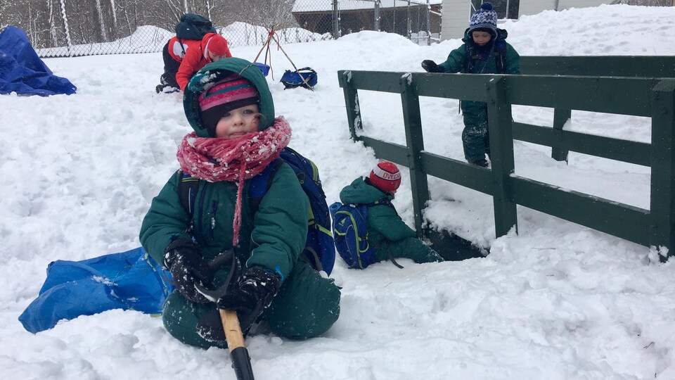Des enfants de quatre ans de Shawinigan passent une journée de classe par semaine à l'extérieur.