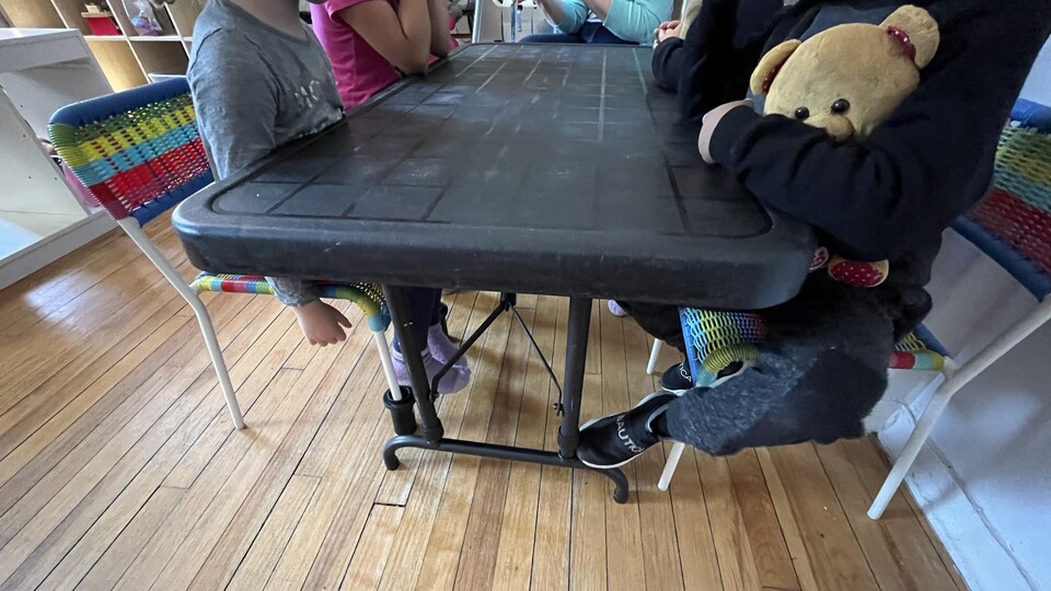 Children from Pause famille daycare center with their tutor.