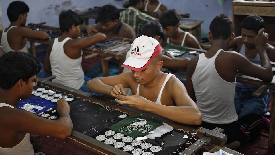 Des enfants travaillent dans une usine de broderie à New Delhi, en Inde, en septembre 2013.