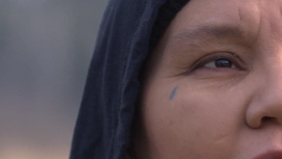 Gros plan sur le visage de Ceejai Julian. Elle a un tatouage en forme de larme sous l'oeil droit.