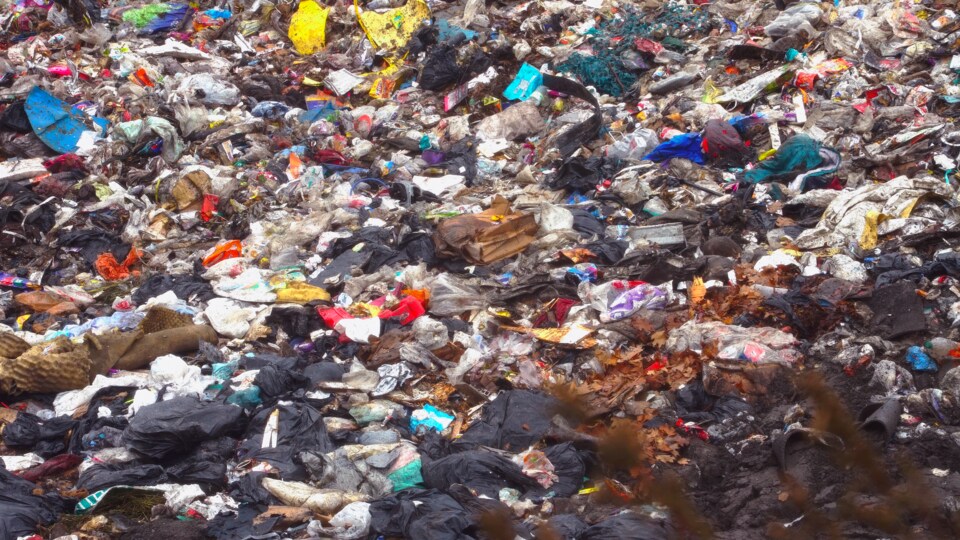 Des déchets dans un site d'enfouissement.