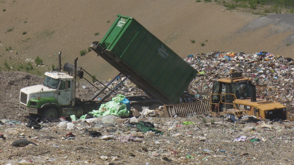 Un camion rempli de déchets se vide au site d'enfouissement de Matane.